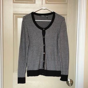 Daisy Fuentes black and white sweater. Med